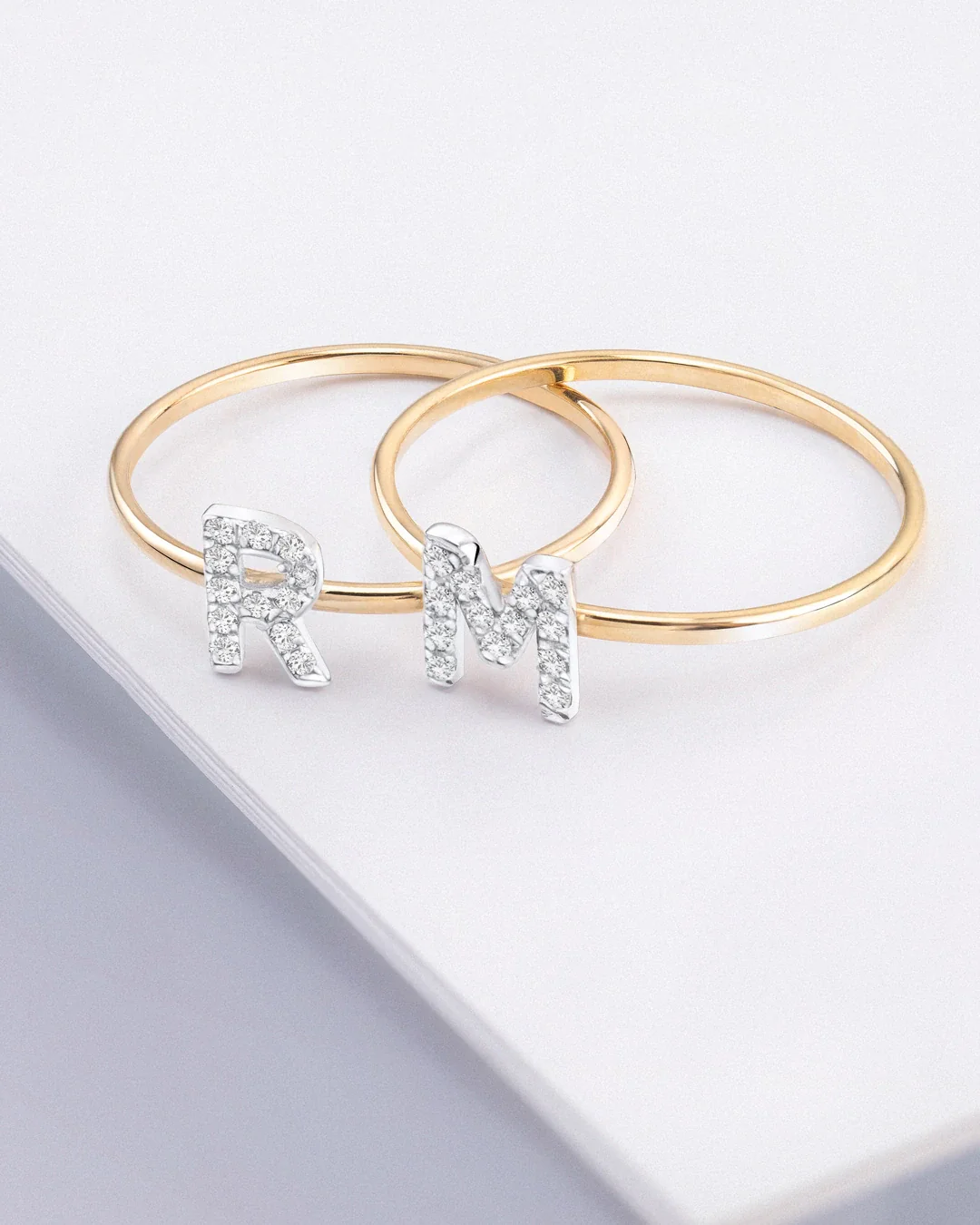 Sortija MY Initial de Diamantes en Oro Amarillo de 18 Kt - Image 5