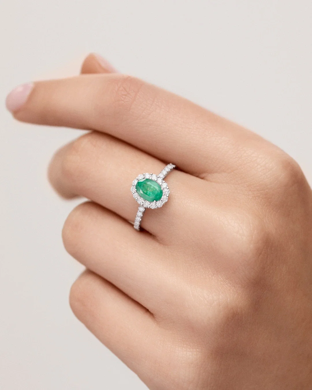 Sortija Nicole Pavé de Esmeralda y Diamantes 0,50 Cts. en Oro Blanco de 18 Kt - Image 2