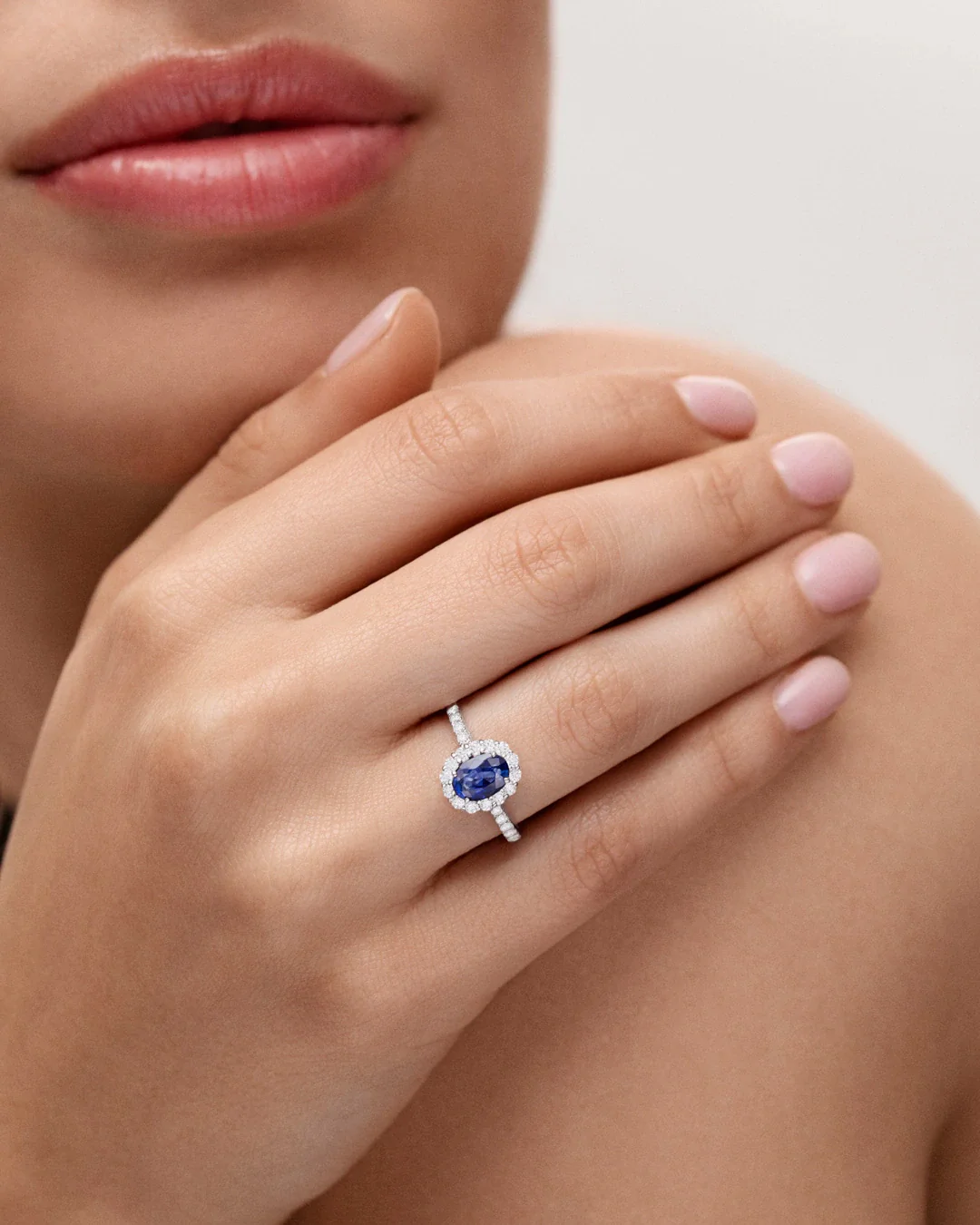 Sortija Nicole Pavé de Zafiro y Diamantes 0,50 Cts. en Oro Blanco de 18 Kt - Image 2
