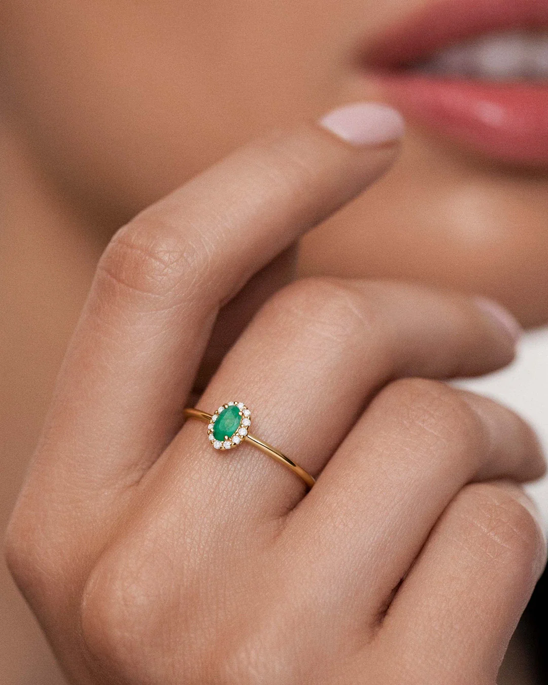 Sortija Nina de Esmeralda y Diamantes en Oro Amarillo de 18 Kt - Image 2