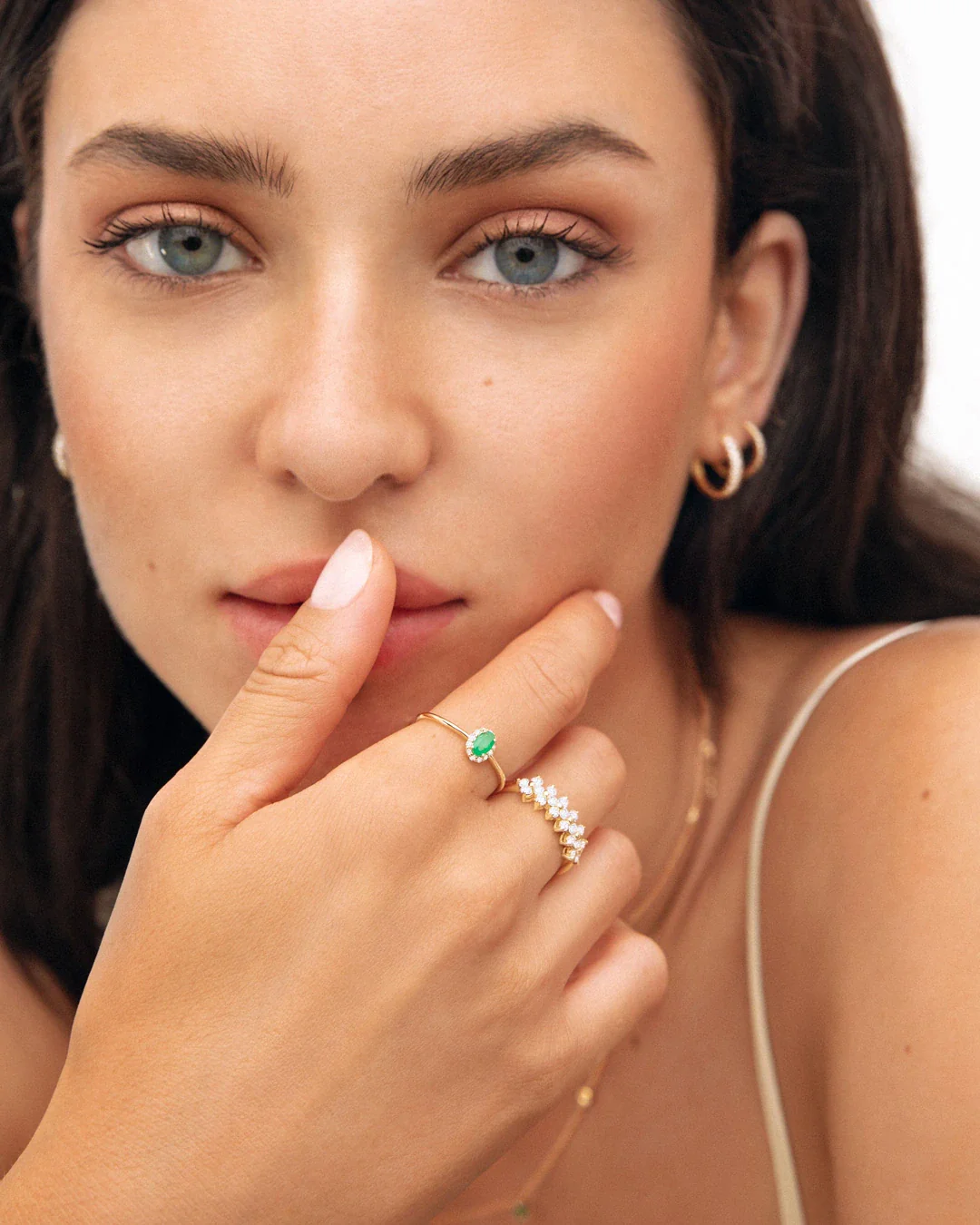 Sortija Nina de Esmeralda y Diamantes en Oro Amarillo de 18 Kt - Image 3