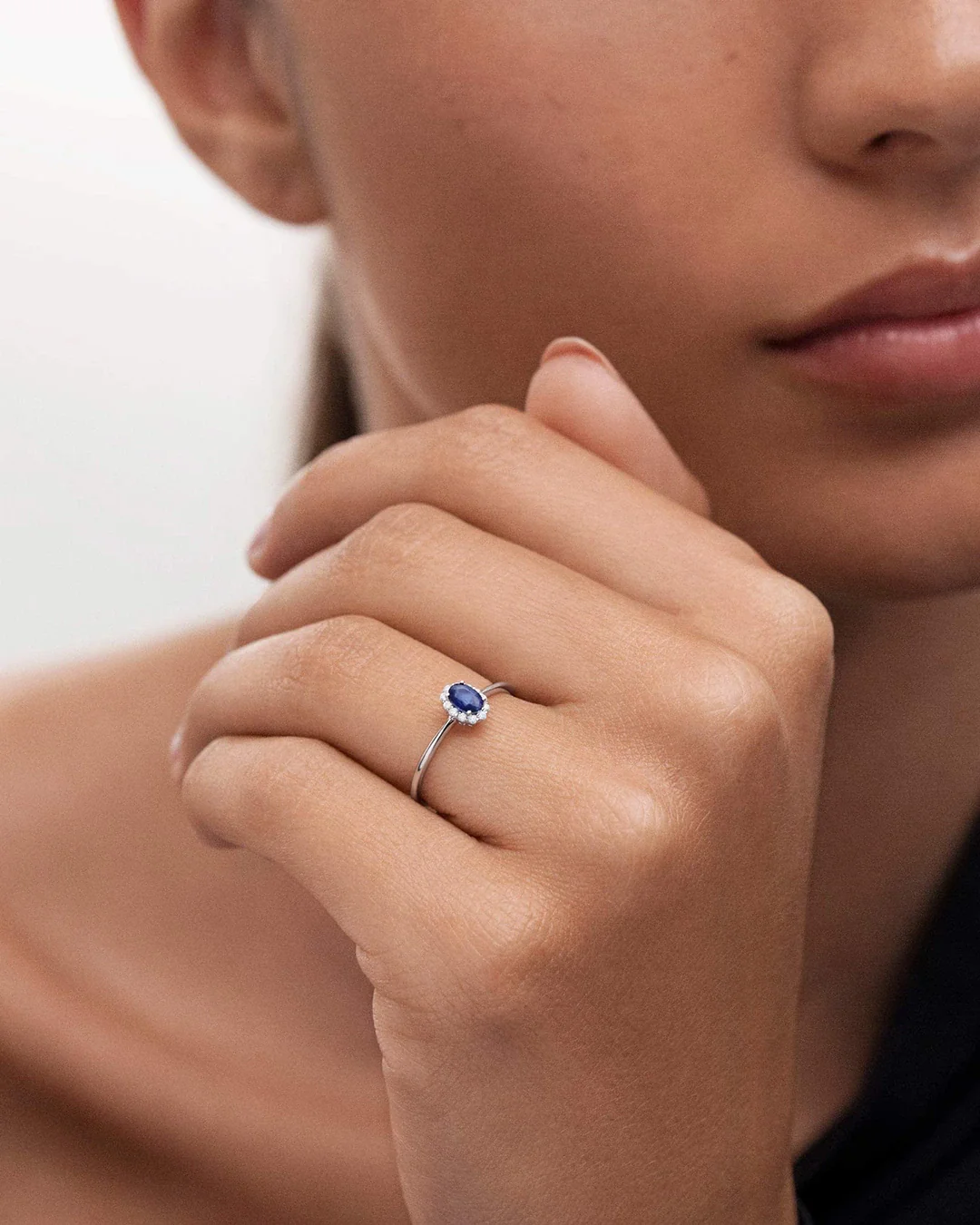 Sortija Nina de Zafiro y Diamantes en Oro Blanco de 18 Kt - Image 2