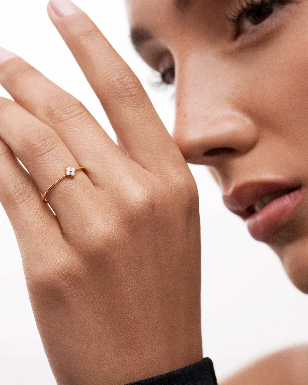 Sortija Petite Diamonds Cross en Oro Amarillo de 18 Kt - Image 2