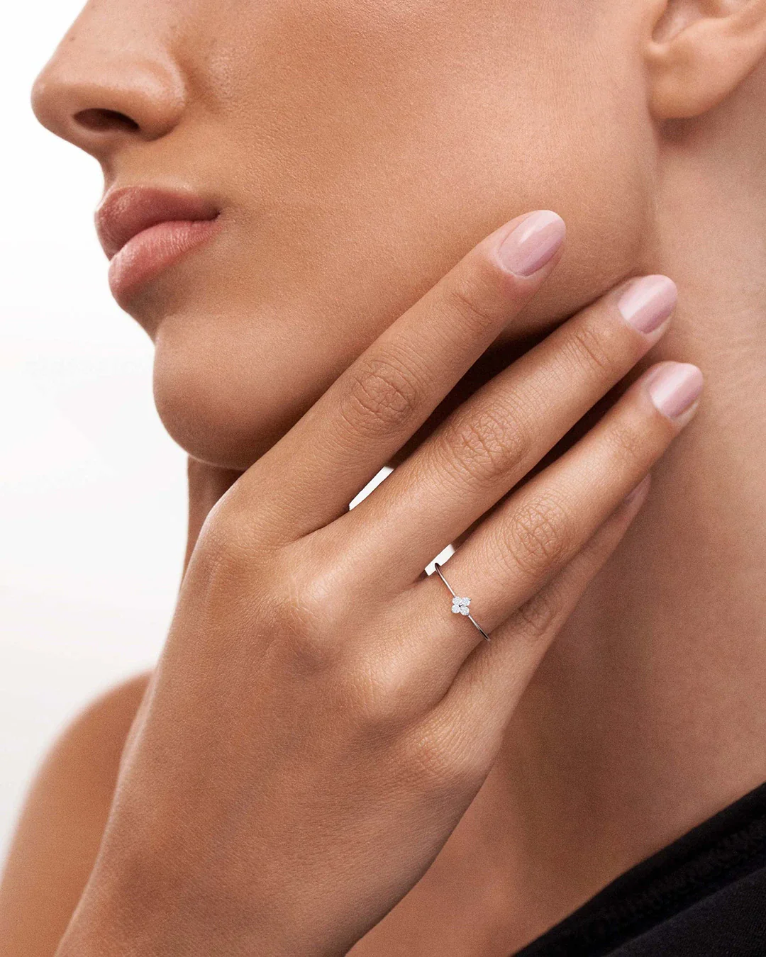 Sortija Petite Diamonds Cross en Oro Blanco de 18 Kt - Image 2