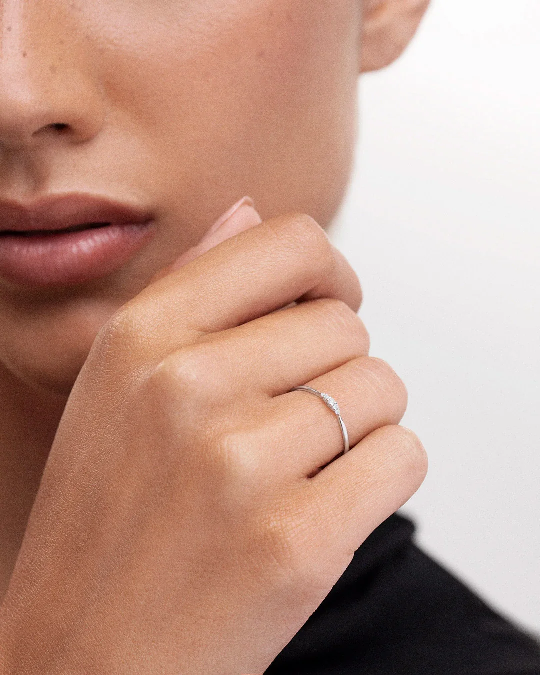 Sortija Petite Diamonds Wave en Oro Blanco de 18 Kt - Image 2