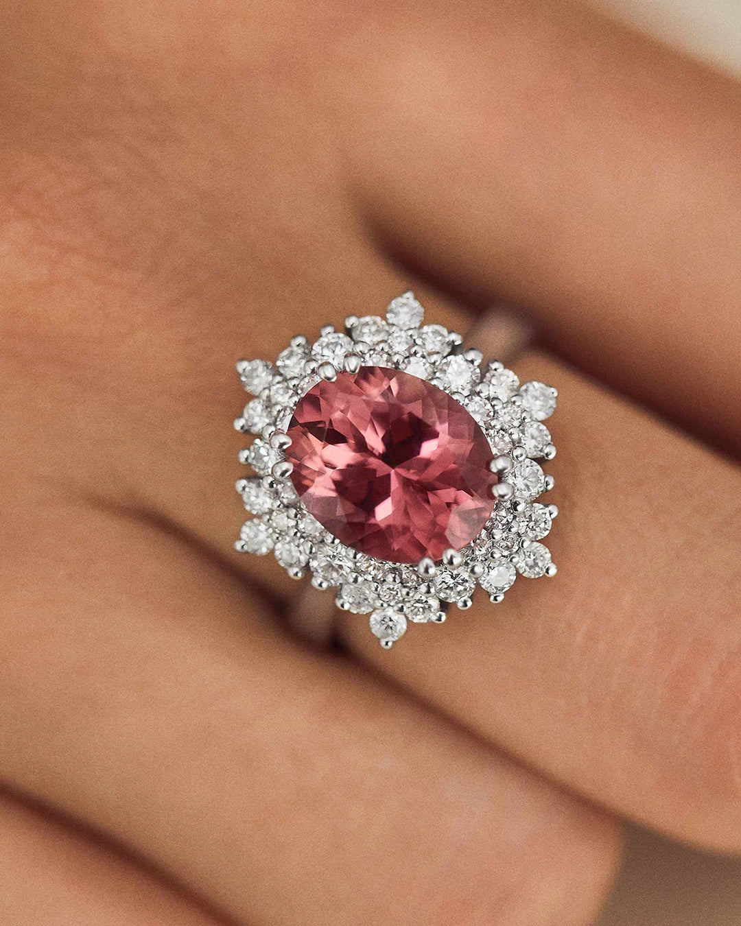 Sortija Petra de Turmalina Rosa y Diamantes 1,51 Cts. en Oro Blanco de 18 Kt - Image 2