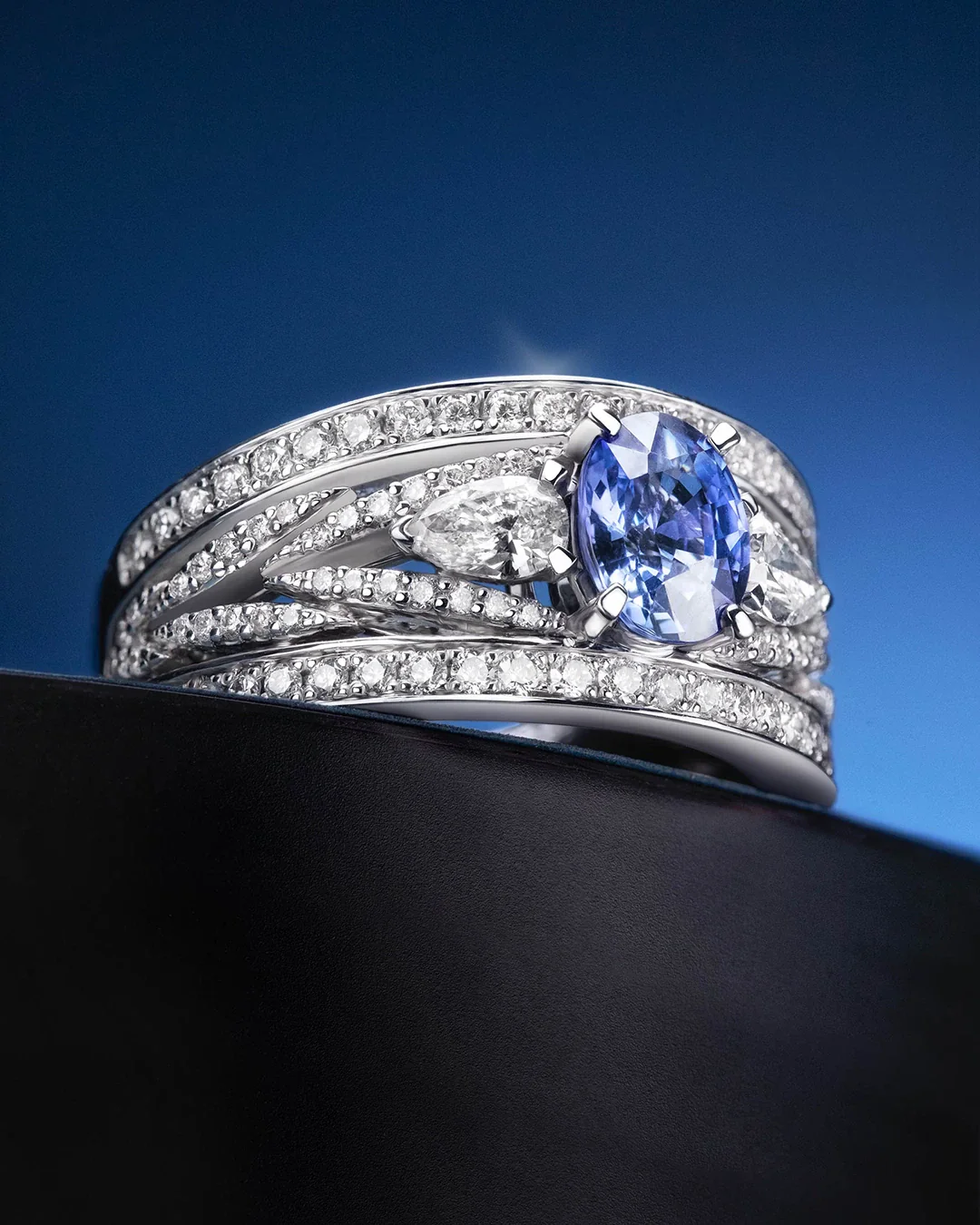Sortija Queen of Ceylon de Zafiro y Diamantes en Oro Blanco de 18 Kt - Image 6
