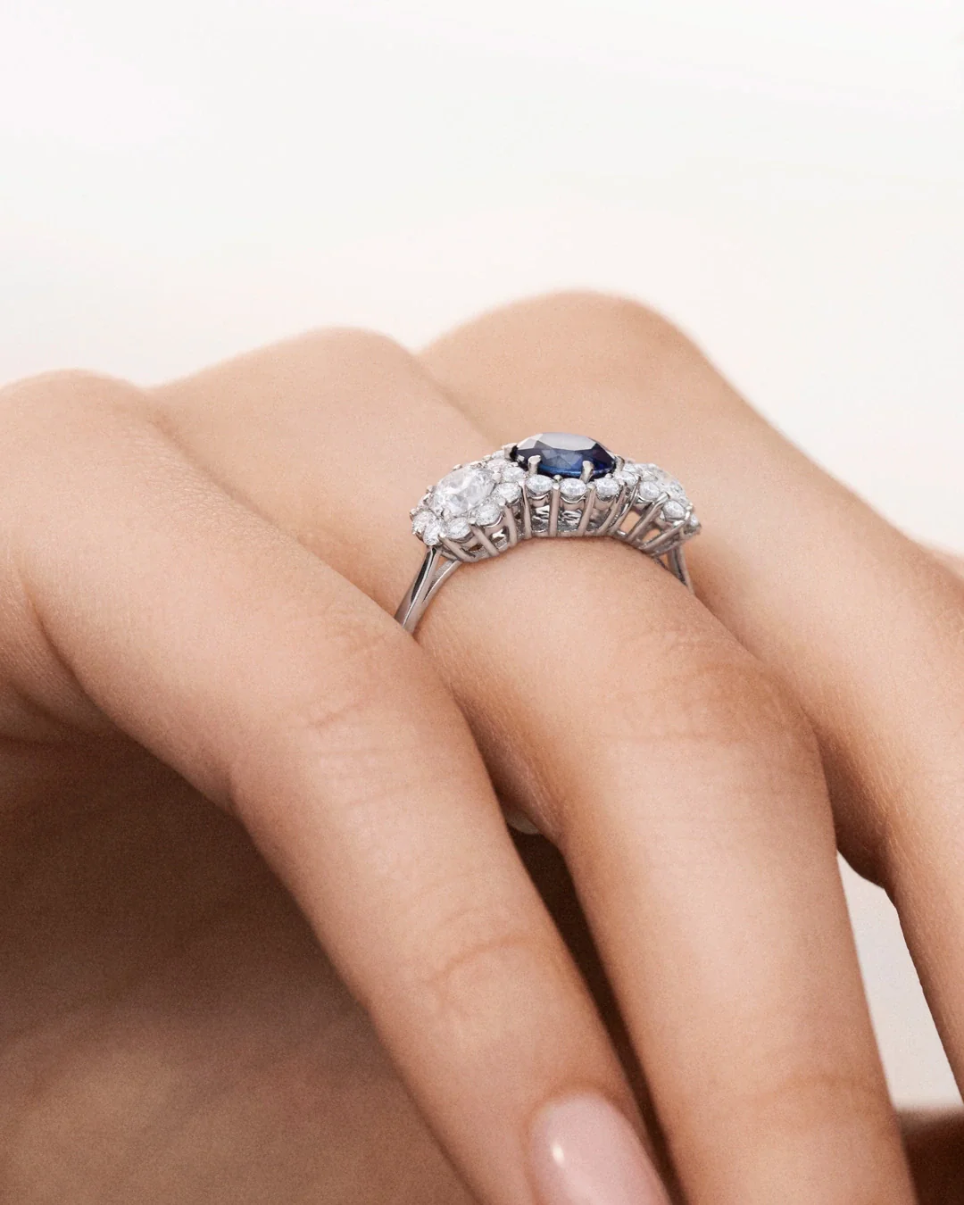 Sortija Rose Nerissa de Zafiro y Diamantes en Oro Blanco de 18 Kt - Image 3