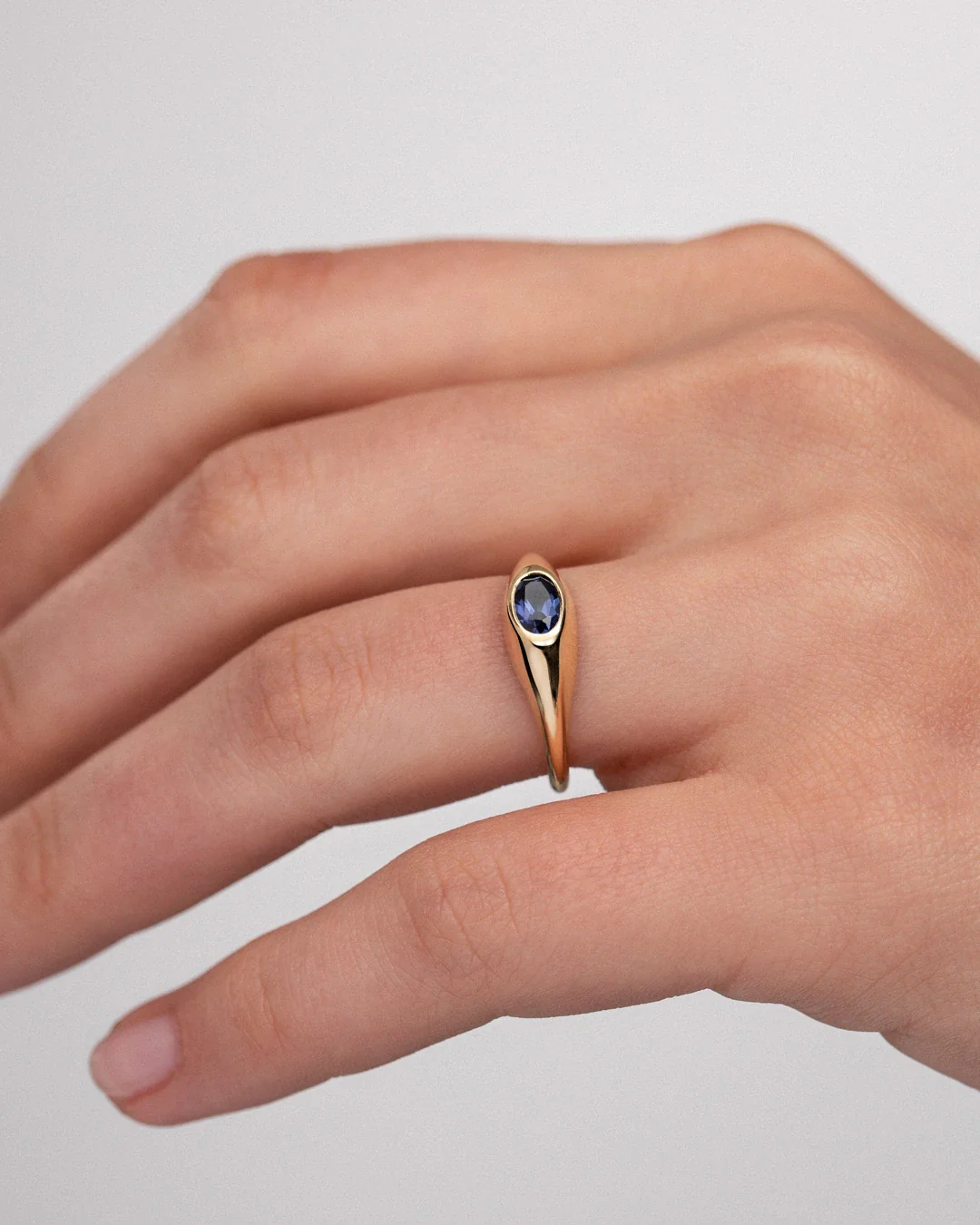 Sortija Sello Amar de Zafiro Oval en Oro Amarillo de 18 Kt - Image 2
