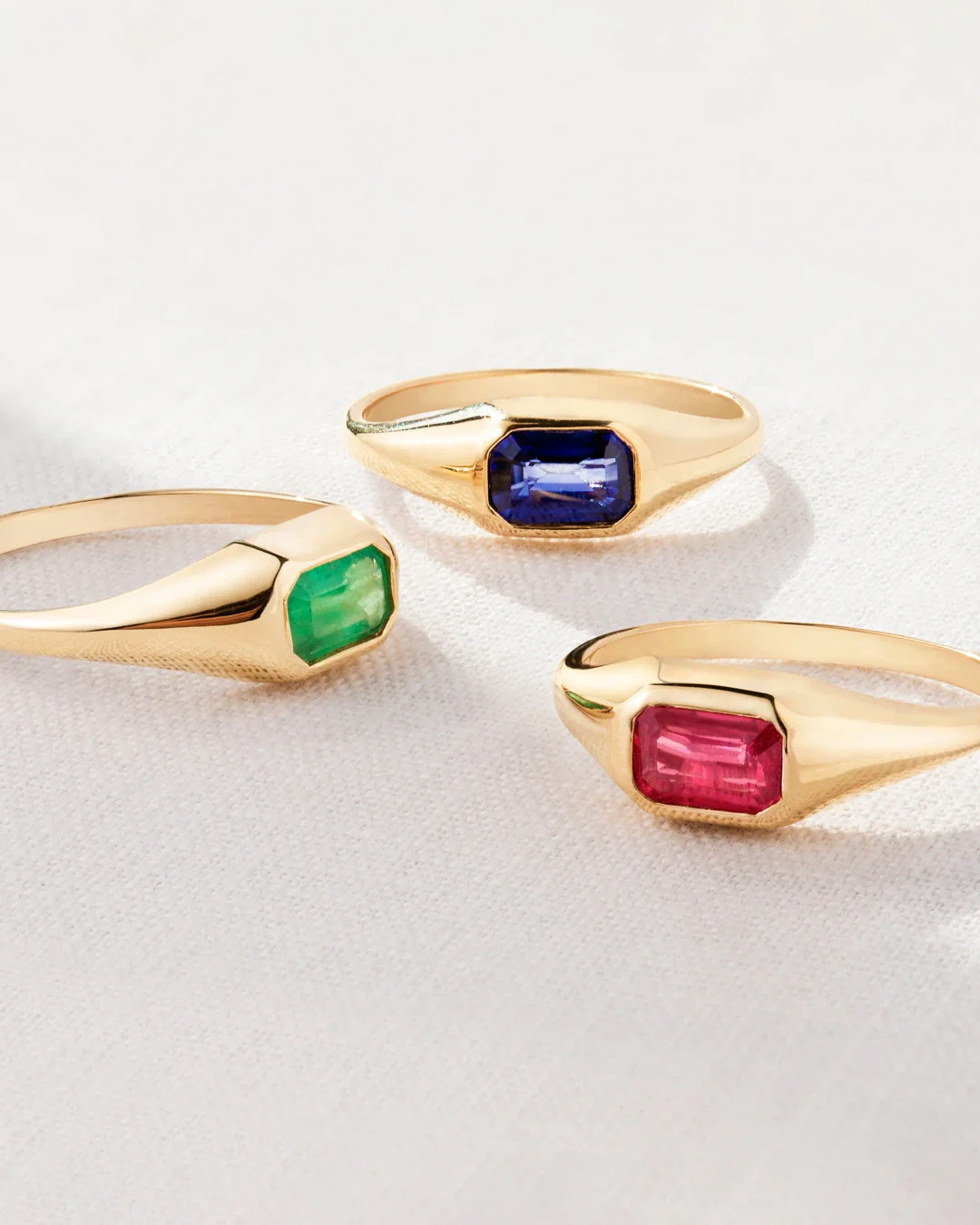 Sortija Sello Amar de Esmeralda en Oro Amarillo de 18 Kt - Image 4