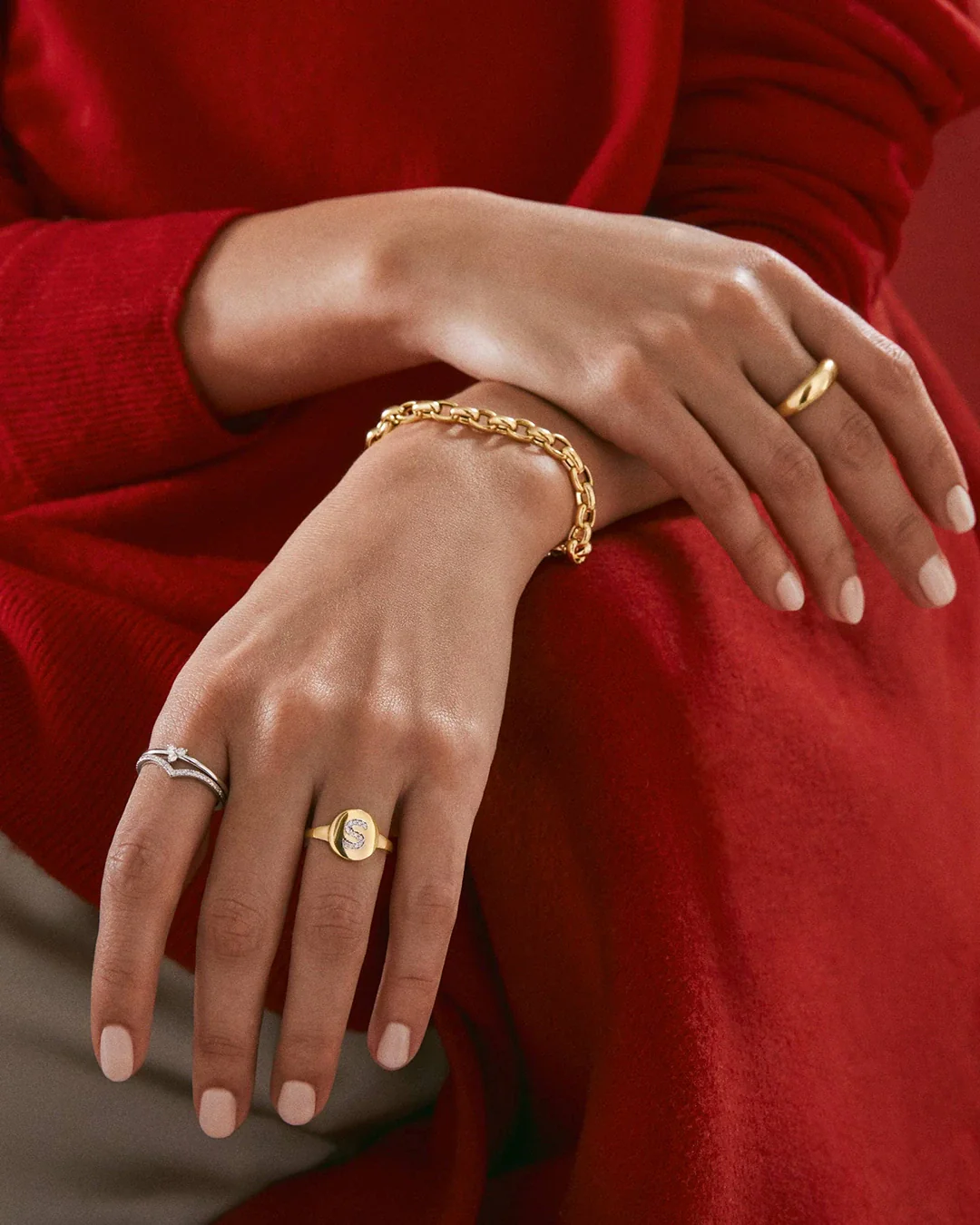 Sortija Sello Inicial de Topacios Blancos en Oro Amarillo de 18 Kt - Image 4
