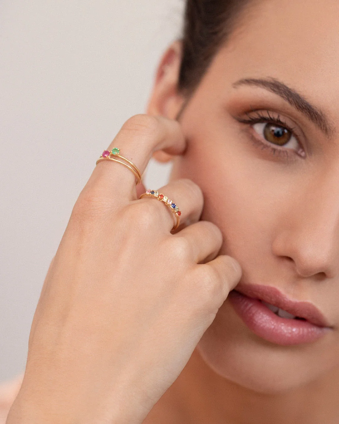 Sortija Slim B. de Esmeralda en Oro Amarillo de 18 Kt - Image 3