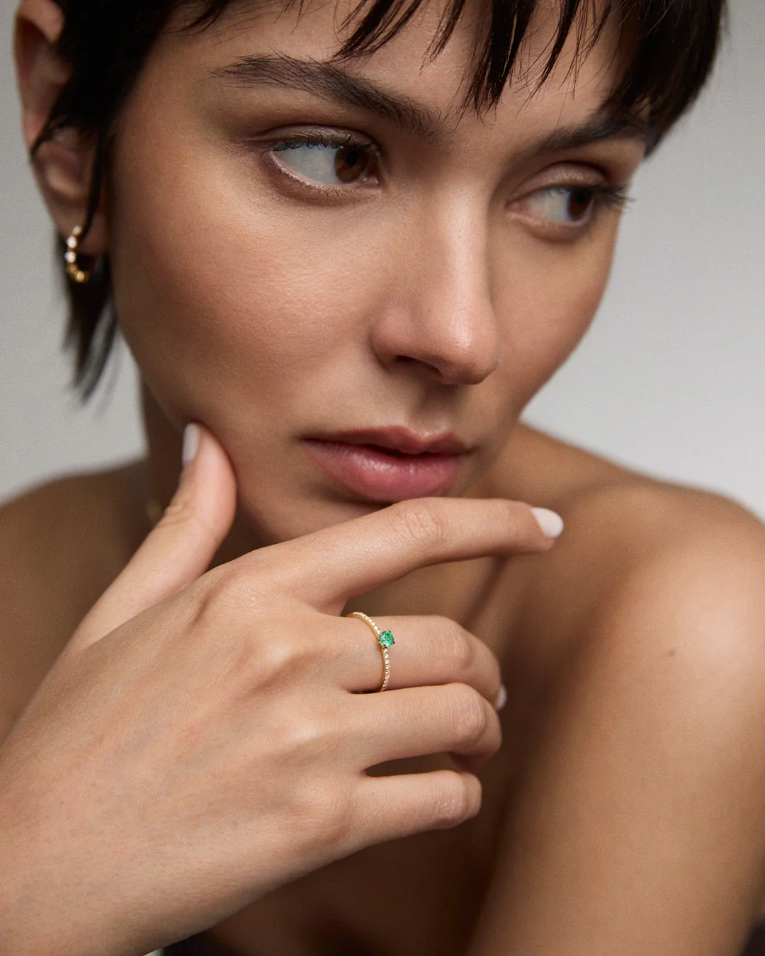 Sortija Sylvie de Esmeralda y Diamantes en Oro Amarillo de 18 Kt - Image 3