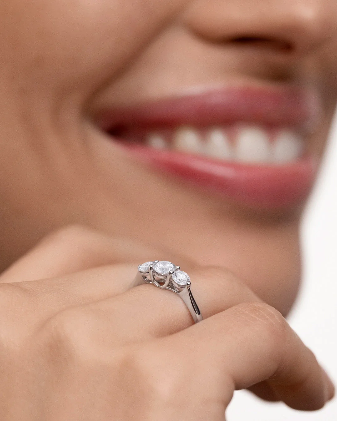 Sortija Tressa de Diamantes 0,80 Cts. en Oro Blanco de 18 Kt - Image 3