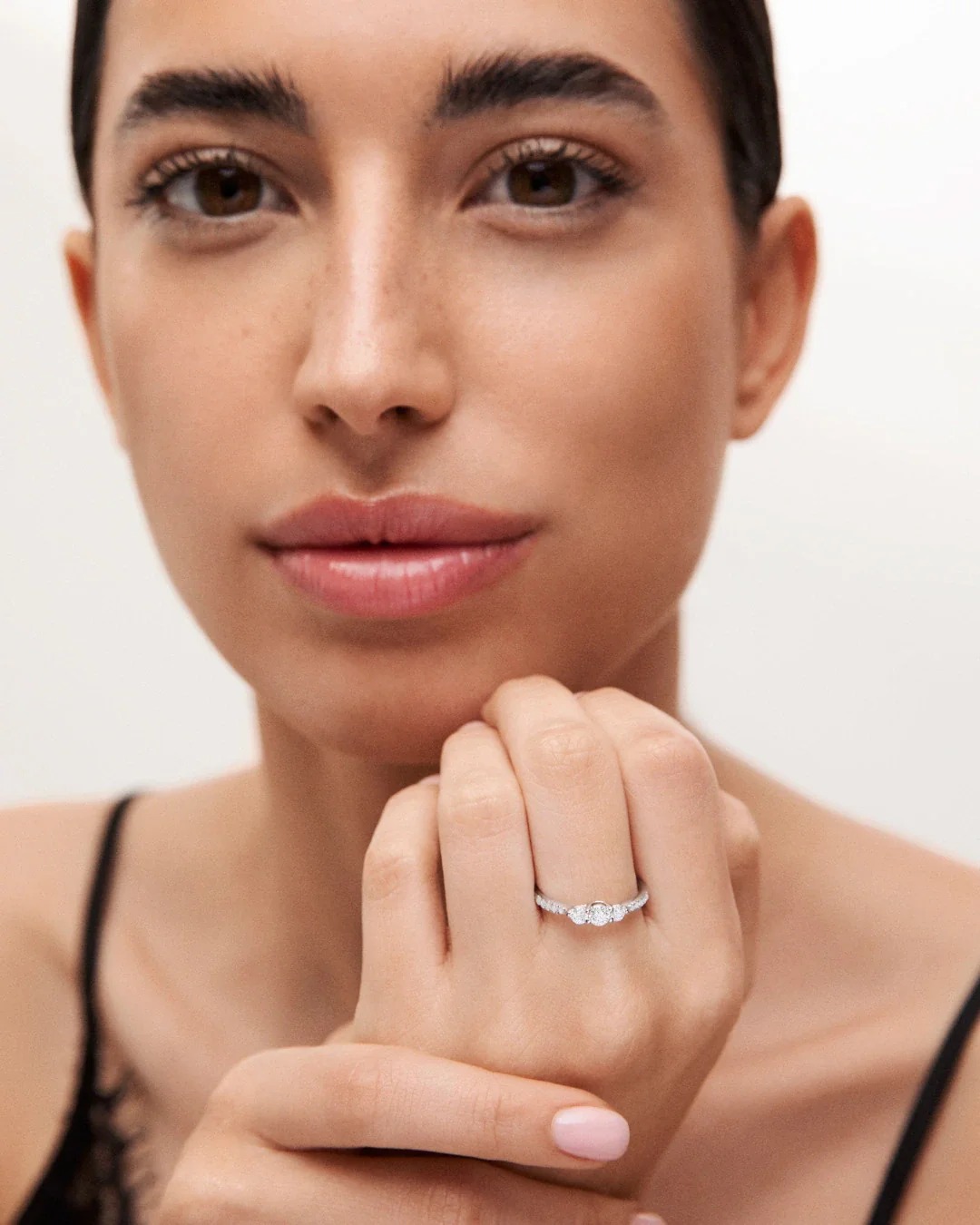 Sortija Tressa Pavé de Diamantes 0,55 Cts. en Oro Blanco de 18 Kt - Image 2
