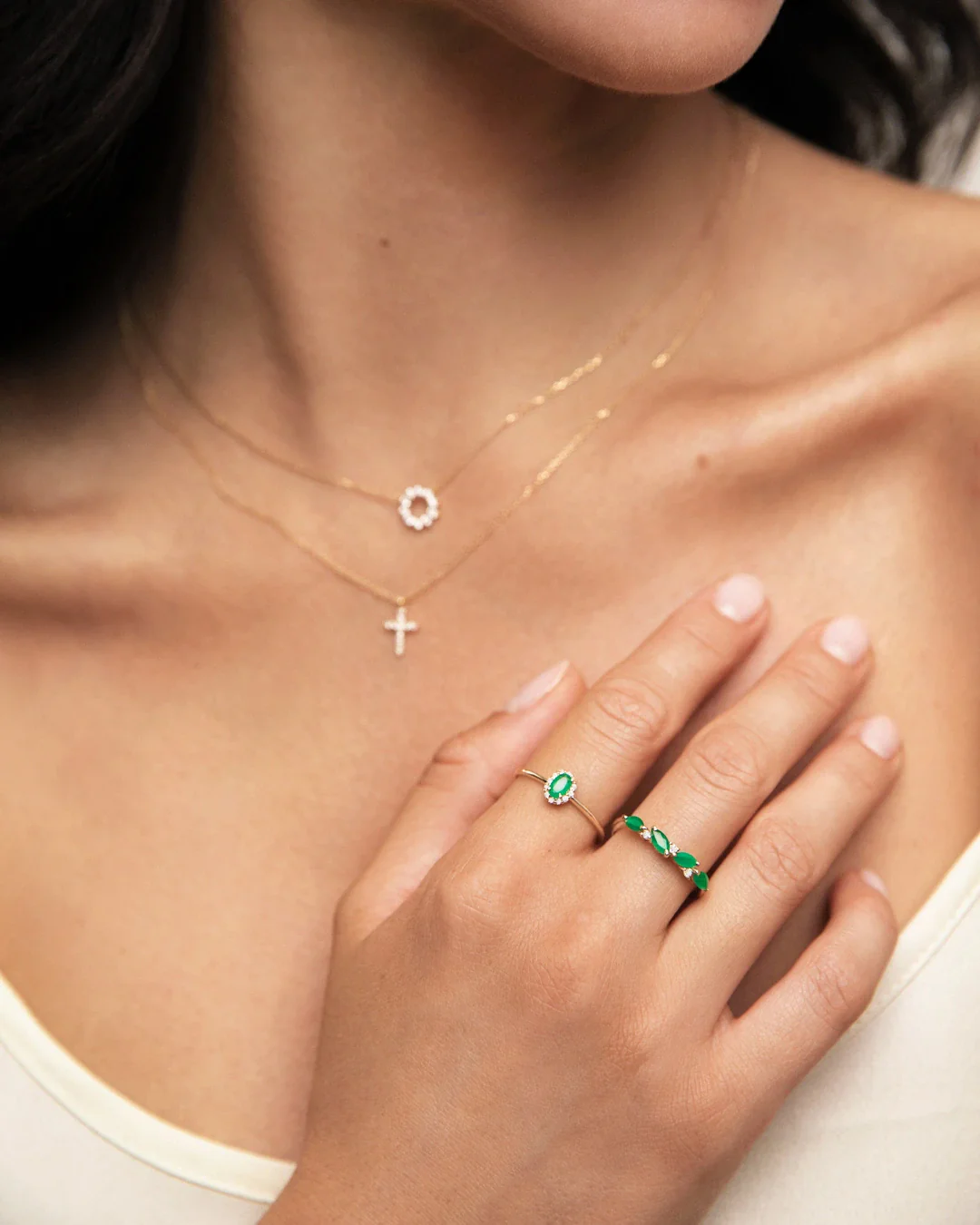 Sortija Tri-Marquise de Diamantes y Esmeraldas en Oro Amarillo de 18 Kt - Image 3