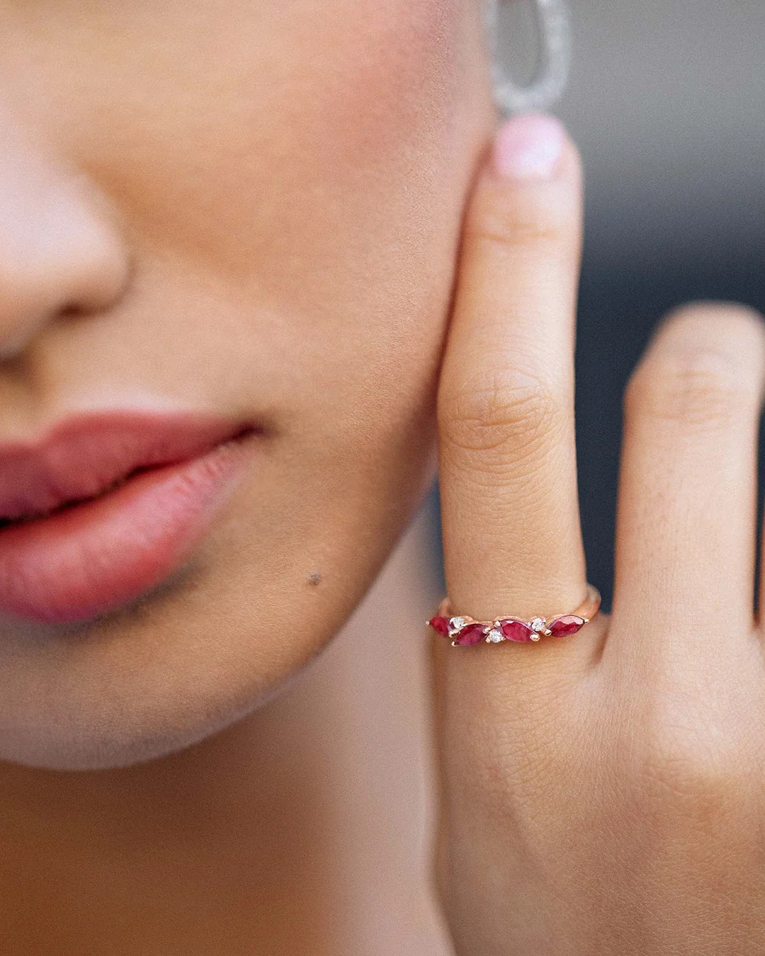 Sortija Tri-Marquise de Diamantes y Rubíes en Oro Rosa de 18 Kt - Image 2