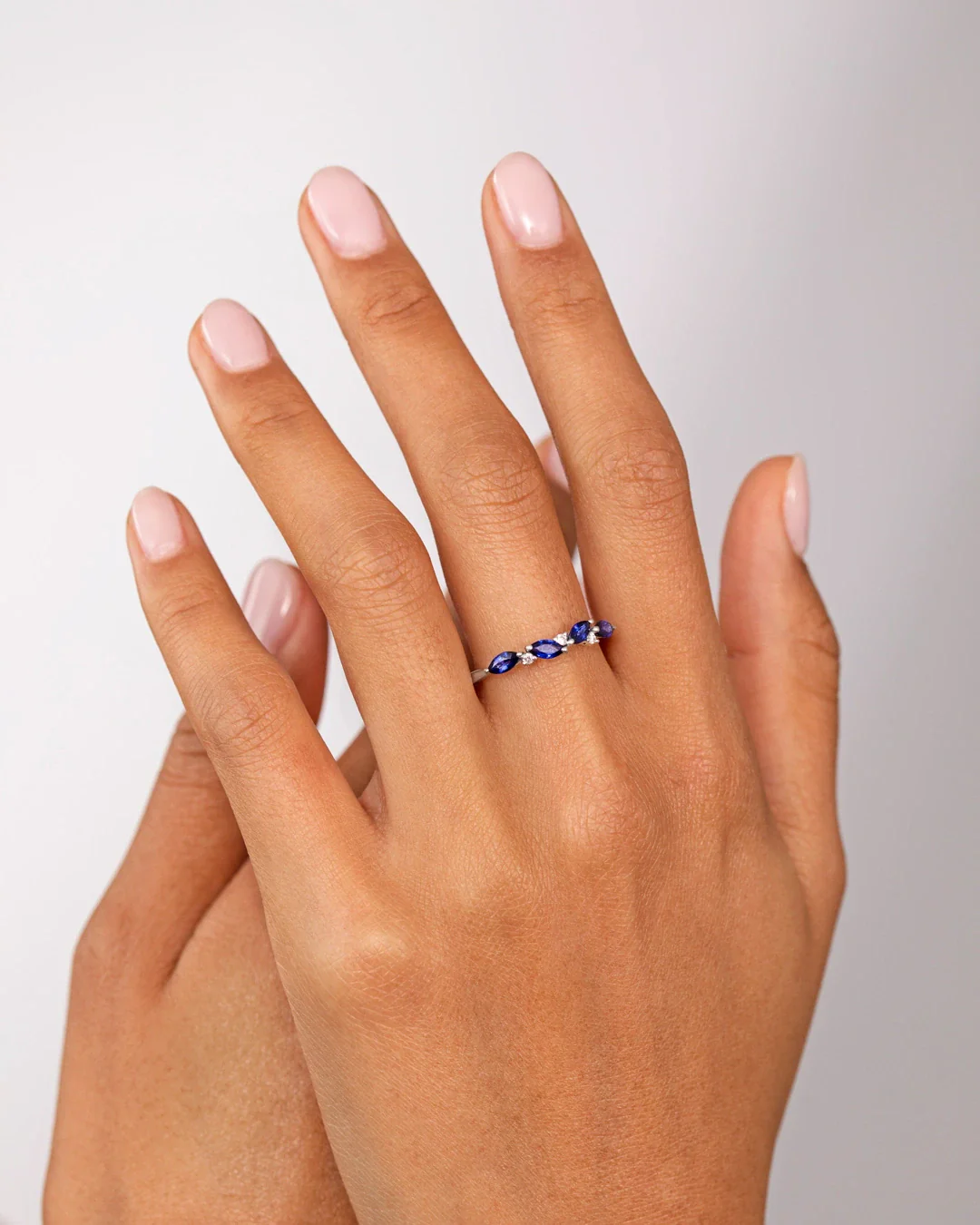 Sortija Tri-Marquise de Diamantes y Zafiros en Oro Blanco de 18 Kt - Image 2