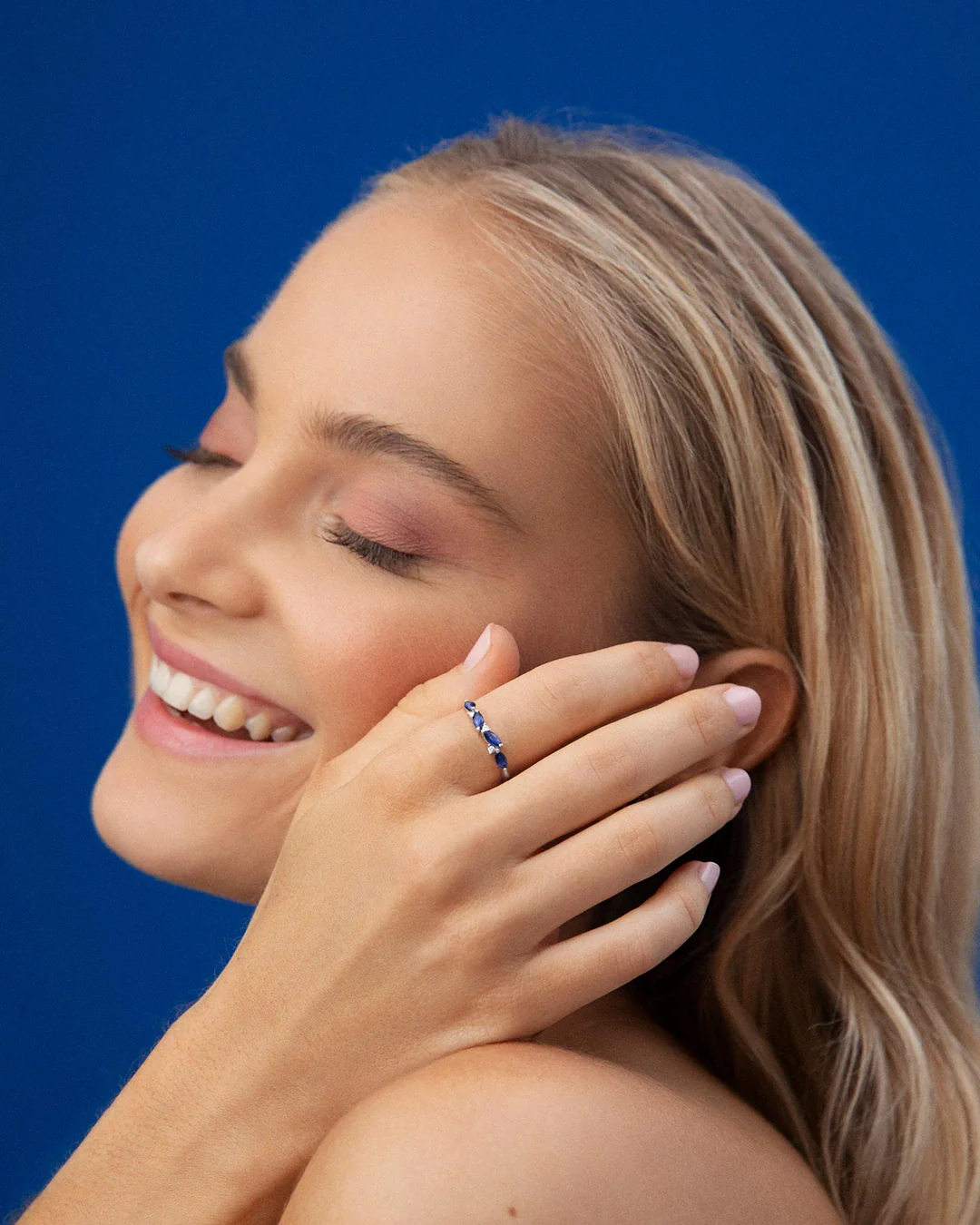 Sortija Tri-Marquise de Diamantes y Zafiros en Oro Blanco de 18 Kt - Image 3