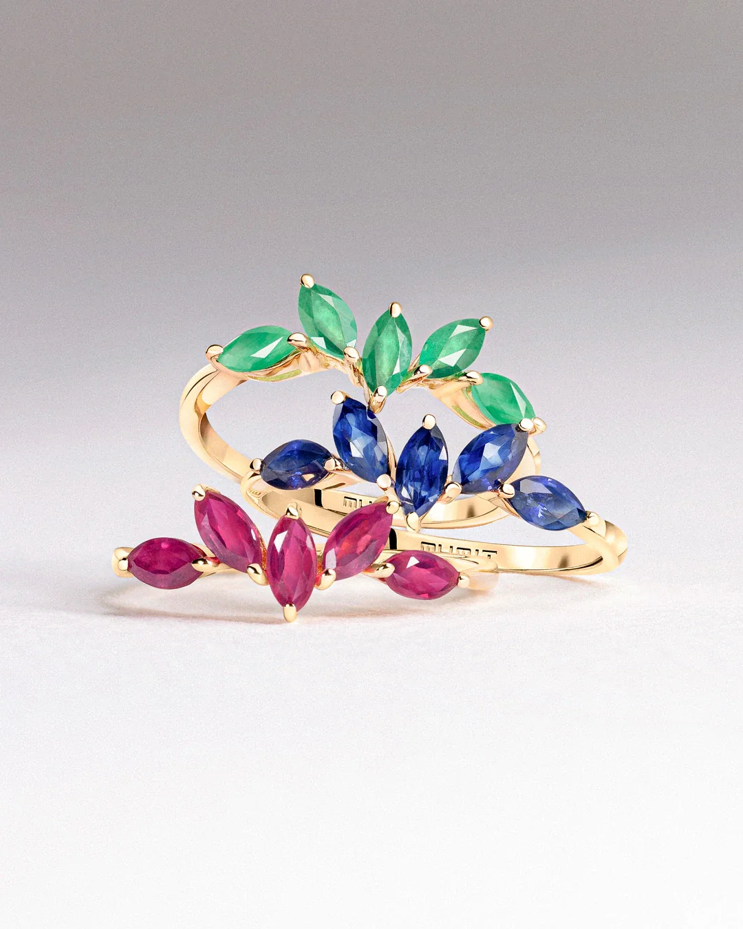 Sortija Tri-Marquise Rubí en Oro Amarillo de 18 Kt - Image 5