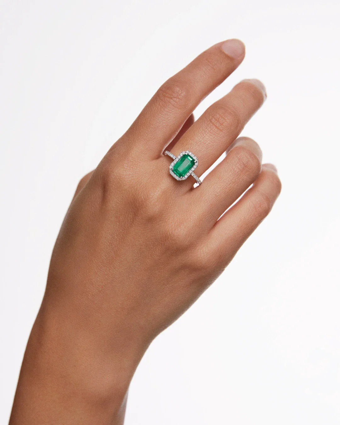 Sortija Victoria de Esmeralda y Diamantes en Oro Blanco de 18 Kt - Image 2