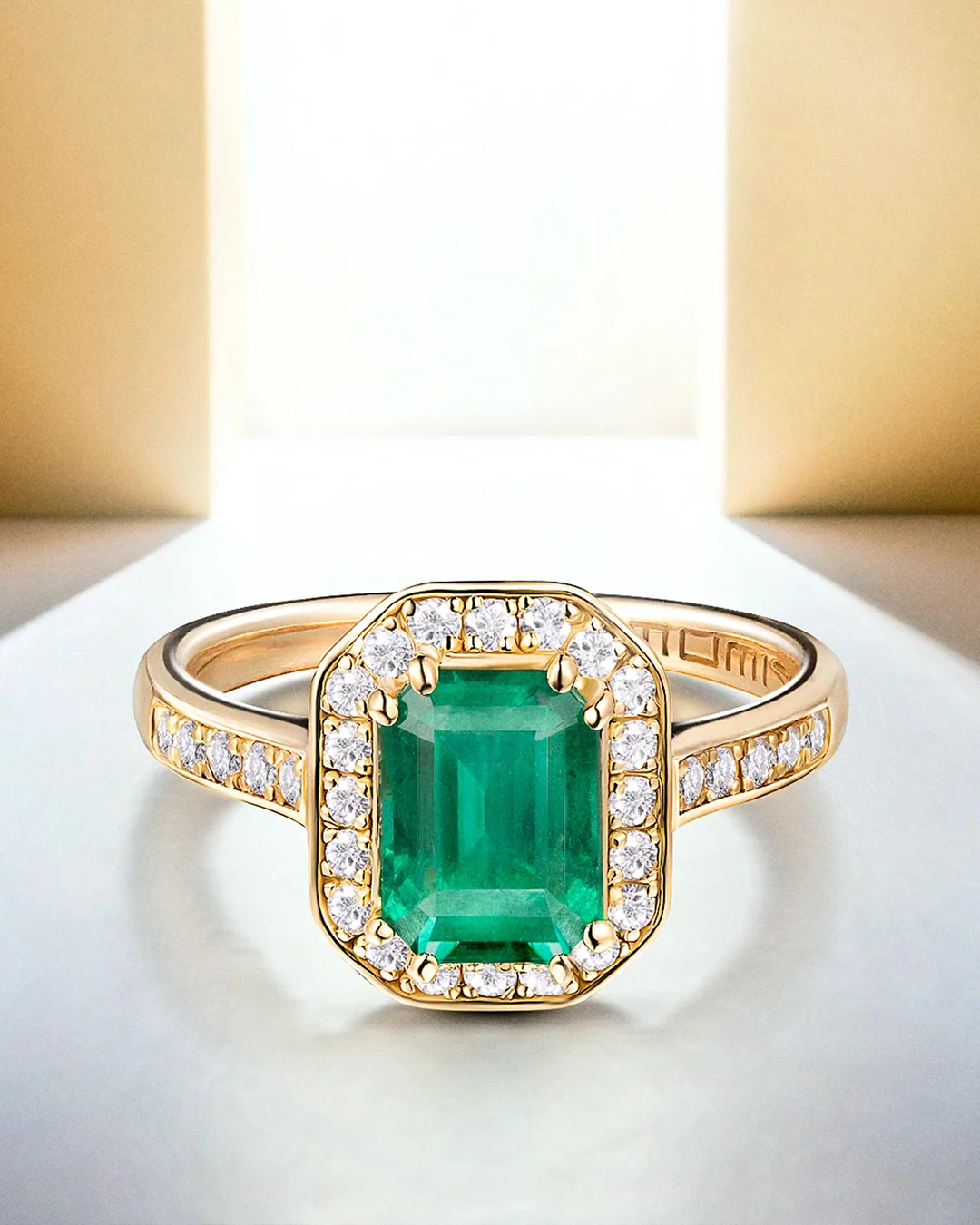 Sortija Windsor de Esmeralda y Diamantes en Oro Amarillo de 18 Kt - Image 5