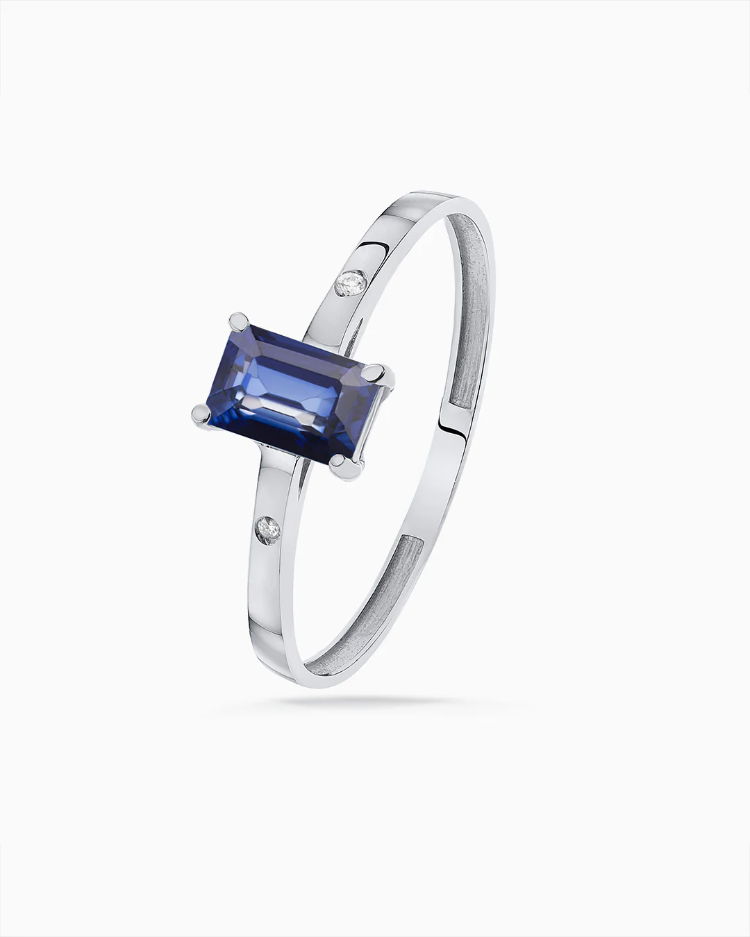 Sortija de Zafiro Baguette y Diamantes Oro Blanco de 18 Kt - Image 4